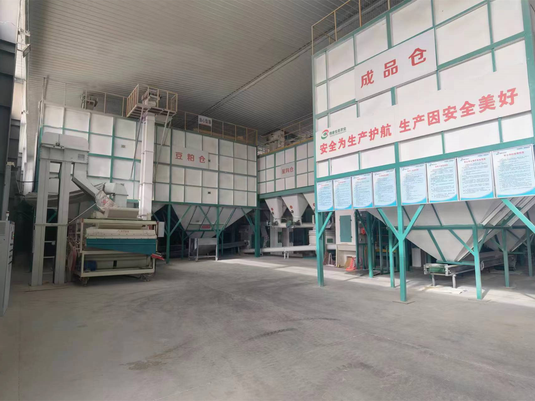 Unmanned feed processing line for pasture farms